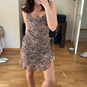 Leopard klänning med liten slits - Så snygg klänning från Pimkie😍strlk står ej gissar på s/m