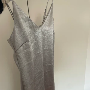 Silvrig satin klänning - Silvrig kort satin klänning storlek 36 från NA-KD  100kr plus frakt