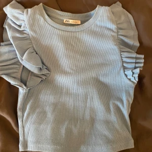 Zara topp - Jätte populär topp från förra sommaren. Jätte fin och somrig men kommer tyvärr inte till anvönding längre köpte för 129kr och säljer för 50kr. Inga fläckar eller defekter. 