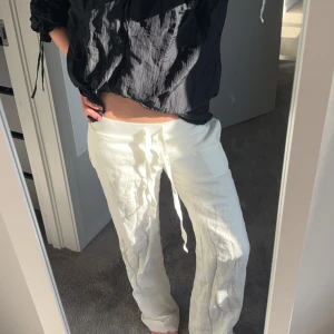 Alobha Linnebyxor - Linnebyxor från alobha. Storlek  XS och uppsprättade nedtill. Passar mig som är 175 cm. Fläck på fickan som inte går bort. 