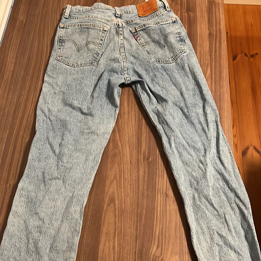 Säljer dessa Levis 501 i storlek 165-170cm, 12-13 år. Skicket är väldigt bra, nästan aldrig använt. Hör av dig vid frågor. Jeans & Byxor.