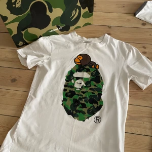 Bape bathing ape t shirt  - Köpt i new york för 1år sedan  Kvitto finns ej  Har låda påsen och tag  hör av dig vid pris förslag  