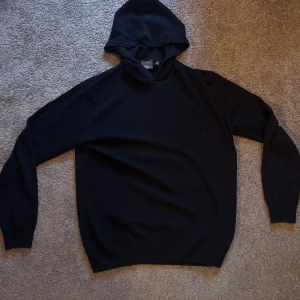 Oscar Jacobson hoodie  - Säljer nu min Oscar Jacobson hoodie i ett bra skick 9/10 använd endast ett fåtal gånger, jag är 185 och den sitter perfekt på mig. 