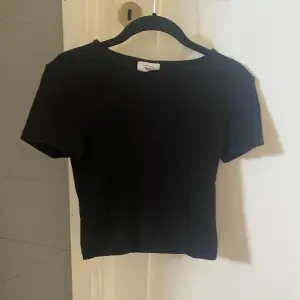 Säljer denna jättesöta, kortare t-shirten från Gina Tricot! Endast använt 1 gång, alltså nyskick. Nypriset var 199 kr. Kontakta mig för fler bilder eller vid intresse ❣️Priset kan diskuteras❣️