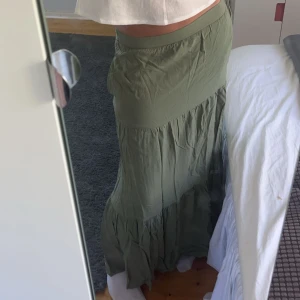 Långkjol - Skitsnygg långkjol som tyvärr har blivit liteför kort, är ca 170🥰den har snören vid sidorna så man kan ha en rosett där framme men det går lika bra att stoppa in dom i kjolen om man vill ha utan, bild 1🥰