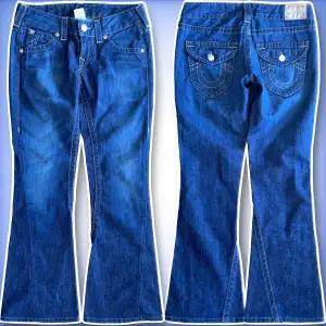 Ett par jätte fina lågmidjade och bootcut True religion jeans i ett jätte fint skick!💙 hör av dig ifall du har frågor!😊