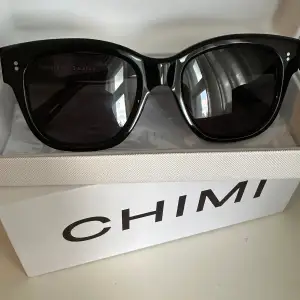 Säljer mina chimi solglasögon som är i nyskick, köpta för någon månad sen. Endast använda fåtal gånger, inga repor.