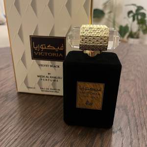 parfym från företaget Musk Alkhalej från dubai.  Parfymen är för tjejer med jasmindofter , Sådan ros, persikor, patchouli och misk.  Parfymen är 100ml edp