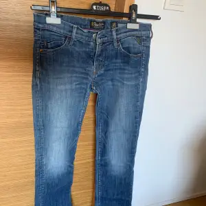Säljer dessa snygga jeans, då jag inte längre använder de då de är för små ❤️