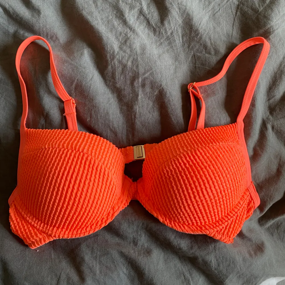 Jättefin bikinitopp med push up som aldrig är använd utan endast prövad💘(den är mer korall än orange). Övrigt.