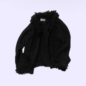 90’s kofta - jättefin och unik kofta köpt secondhand i 90’s vibe🖤