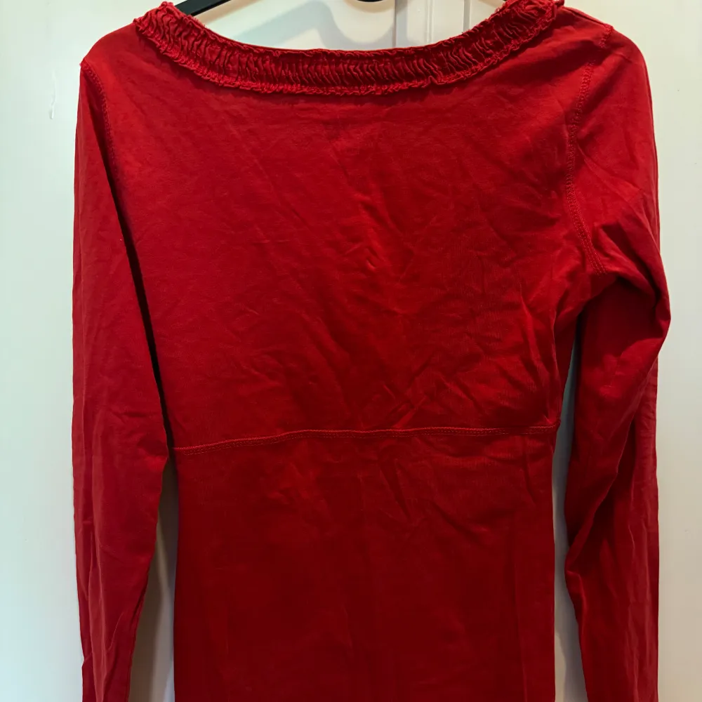 Säljer denna snygga v-ringade mörkare röda tröja då den är för tajt i armarna för mig tyvärr . Tröjor & Koftor.