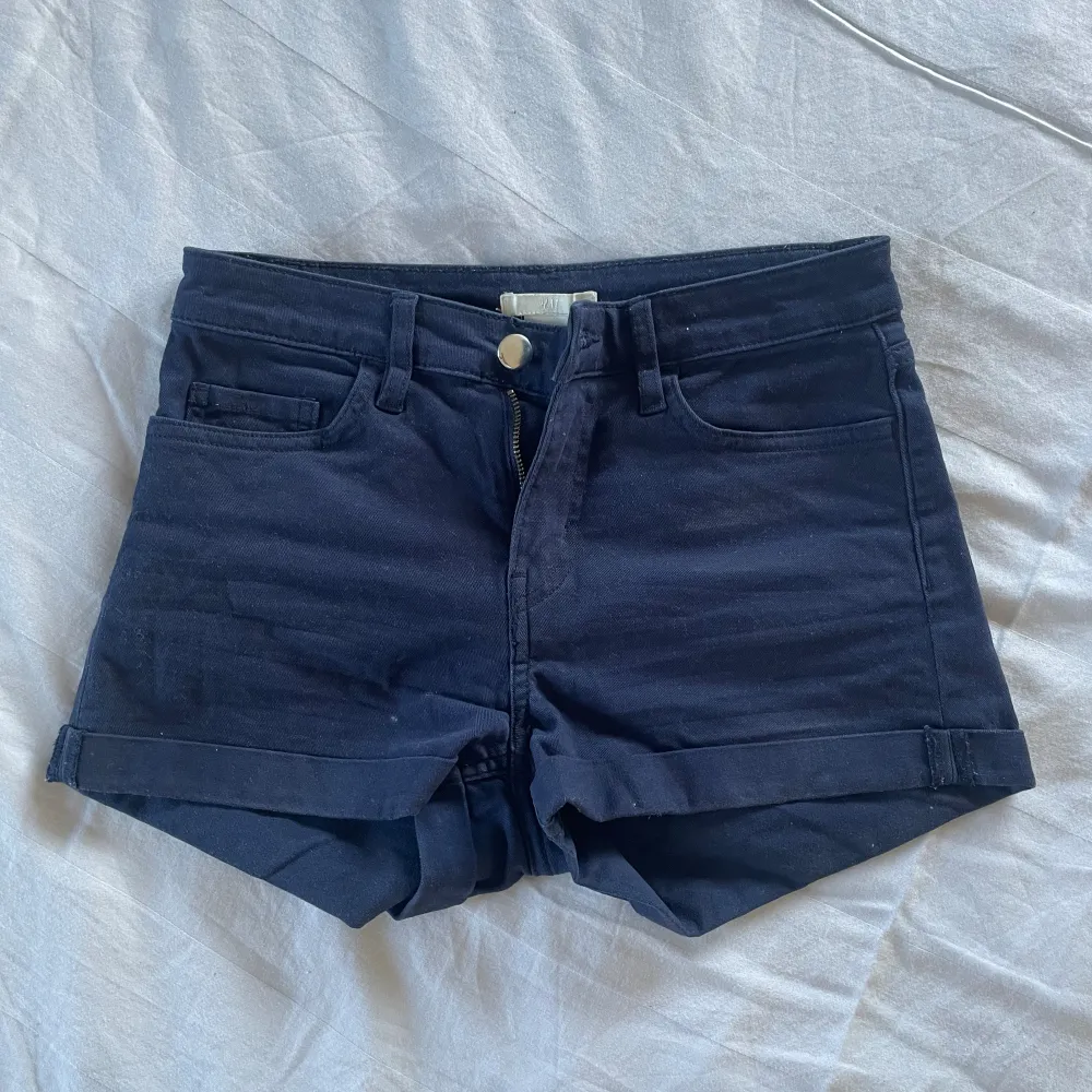 Basic blåa jeansshorts från Hm, i strl 32. Bra skick💕. Shorts.