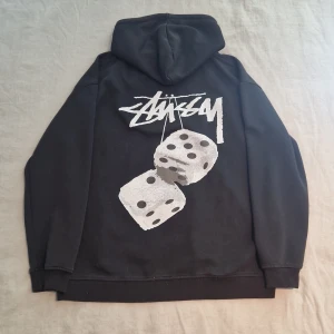 Stüssy Hoodie - Säljer min stüssy hoodie. Väldigt bra skick förutom att trycket spruckit lite. Kom med prisförslag👍