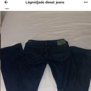 Lowaist diesel jeans - Säljer mina assnygga lowaist diesel jeans som är köpta här på Plick . Obs! Bilderna är från gamla säljaren. Skulle säga att byxorna är i väldigt bra skick🥰. Jeansen är mörkblåa och inte svarta för er som undrar💕 strl 29 men skulle säga 27/28