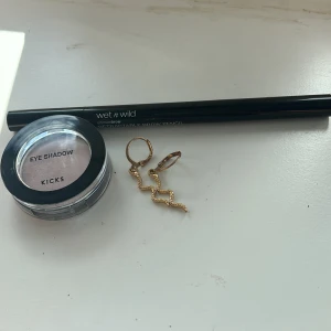 Smink o örhänge - Ögonskuggan e bara använd 1 gång (med ren borste) Allt annat är i nyskick 15kr för allt 