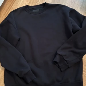 Sweatshirt - Det står att den är storlek S men jag skulle säga att den är mer M/L, väldigt Oversized:)