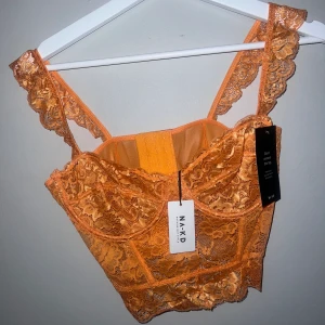Orange spets topp - Aldrig använd, säljes pga för liten