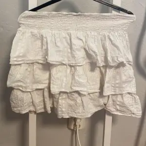 en volang kjol som inte används, tycker de är för mycket volanger, men annars söt kjol. Köpt förra sommaren på Lindex  Skriv dm för fler bilder/frågor
