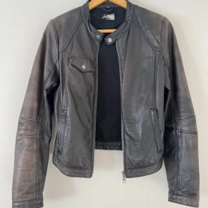 Skinnjacka  - Säljer denna skinnjacka från Kenza, fint skick. 