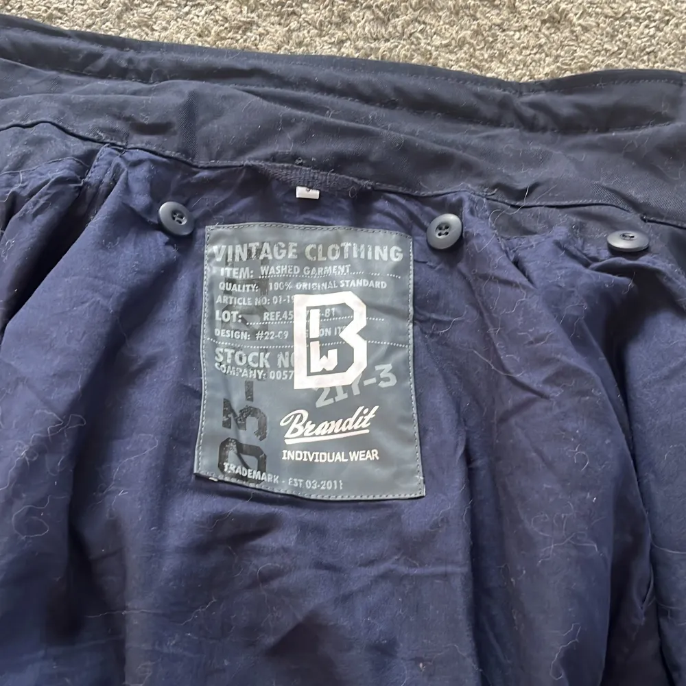 Säljer denna field jacket färg mörk blå för endast 1100kr ny pris 2000kr . Jackor.