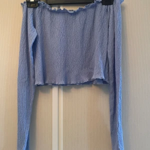 Crop top - Långärmad crop top med off shoulder ringning använd ett fåtal gånger