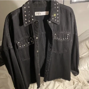 Zara jacka  - Säljer nu denna fina jeans jackan från zara, perfekt inför våren/ sommaren. Fint sckik inga difekter❤️