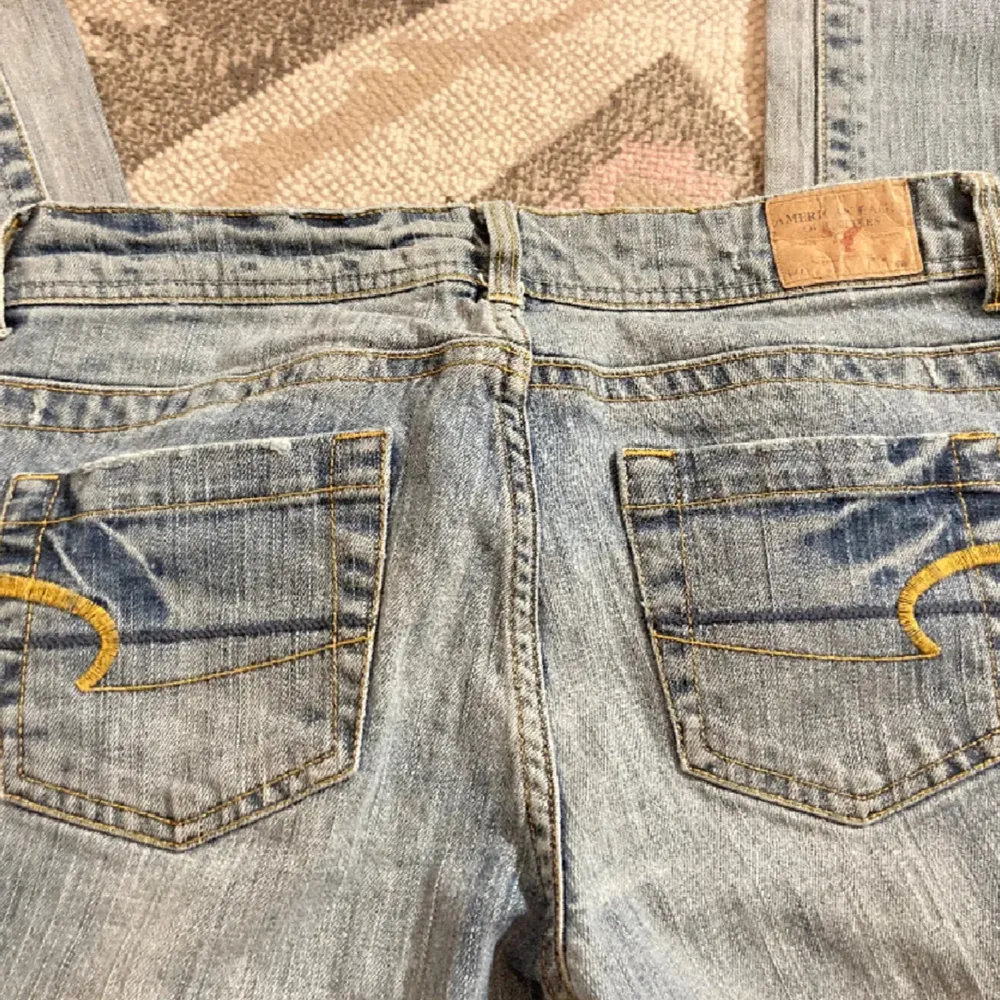 Säljer nu dessa american Eagle jeans eftersom dom inte används💞skulle säga att dom passar en S Midjemåttet rakt över 43cm Innerbenslängd 77cm💞. Jeans & Byxor.