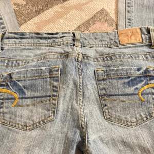 Säljer nu dessa american Eagle jeans eftersom dom inte används💞skulle säga att dom passar en S Midjemåttet rakt över 43cm Innerbenslängd 77cm💞