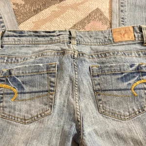 Lowwaist jeans - Säljer nu dessa american Eagle jeans eftersom dom inte används💞skulle säga att dom passar en S Midjemåttet rakt över 43cm Innerbenslängd 77cm💞