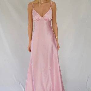 Rosa balklänning  - Säljer denna jättefina balklänning från by Stina som är helt slutsåld på hemsidan. Endast provad🩷