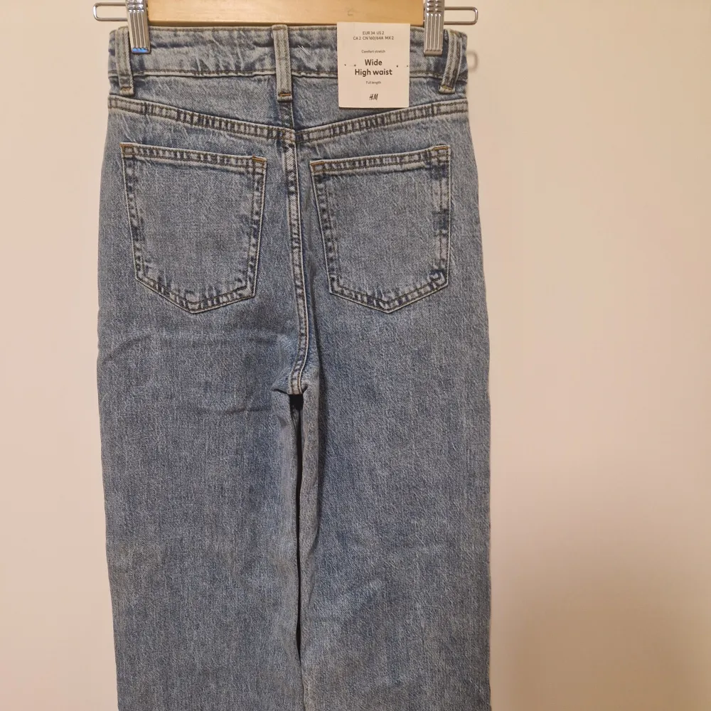 Säljer dessa jeans från H&M då jag fick dem i present men de är alldeles för små. Helt oanvända med lapp kvar. Storlek 34 Hämtas i Kalmar eller skickas med postnord*  *frakt tillkommer   . Jeans & Byxor.