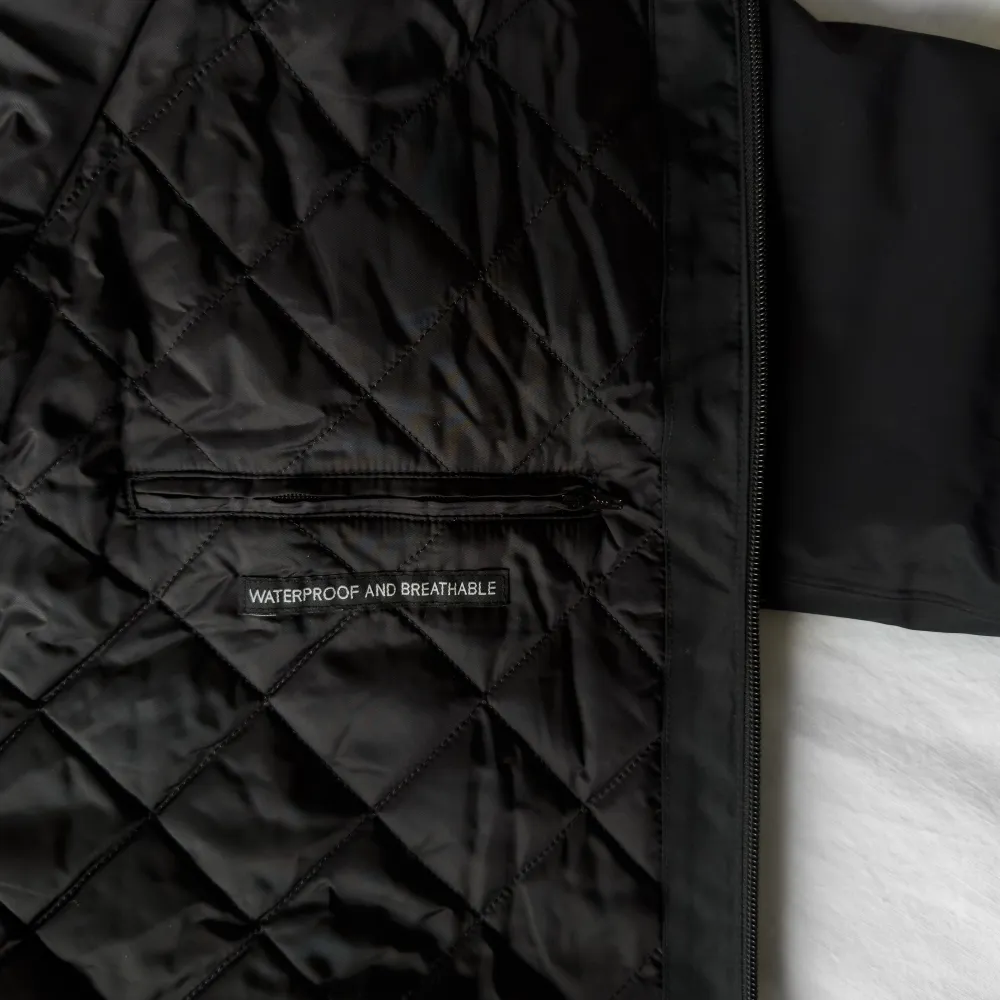 Oanvänd i mindre storlek svart jacka från Barbour's Stormforce AW19 Collection. Originalpriset är 2400 kr (209€). Storlek: XL/XXL. Materialet: 100% Polyester och Dekor: 100% Bomull. Jackan med lättviktsmaterial är inspirerad av Barbour's havs rötter⚓️. Jackor.