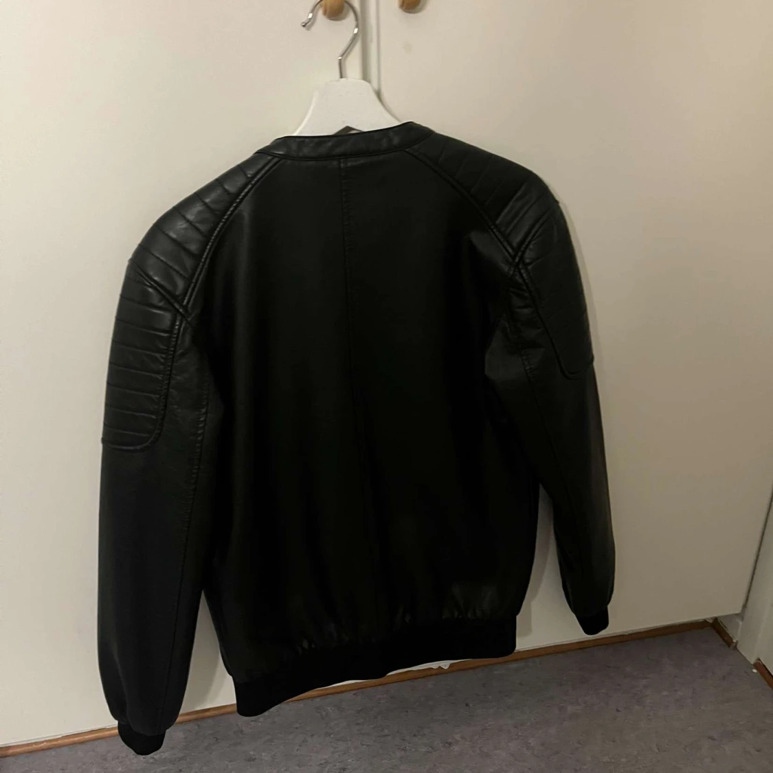 Svart skinnjacka  - 90
