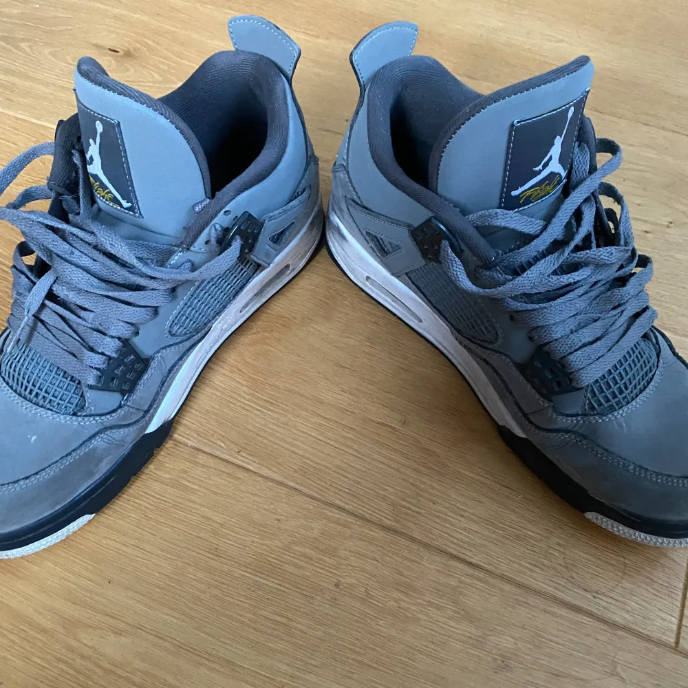 Säljer dessa Jordan 4 cool grey, de är köpta för 4,5k. De är anvönda en del.. Skor.