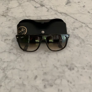 Rayband Boyfriend - Radbands av modell boyfriend, lite repiga. Nypris:1400. Färgen är Brown Gradient. Av den större sorten.