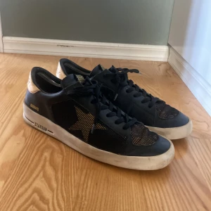 Golden Goose skor - Säljer dessa unika och eftertraktade Golden Goose Stardan skor! Utmärkt skick, nypris 4500, mitt pris: 1399. Priset är inte hugget i sten! Hör av er vid minsta funderingar!
