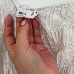 Vit klänning - Vit klänning från mango (som är skrynklig på bilden)