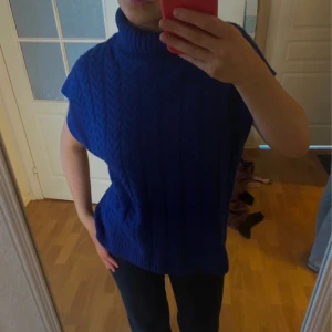 Marinblå tröja  - En super snygg marinblå tröja. Kommer inte till användning längre. Den är i storlek S men passar M lika bra. 
