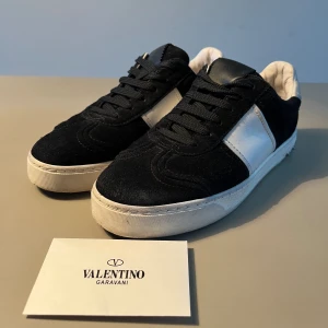 Valentino Flycrew - Jätte eftertraktade Valentino Flycrew i svart mocha| strlk 36, men är ca 1 strlk stora i storlek, passar 37 bättre | Skick 8,5/10 endast 1 nit saknas nypris 8000kr| Hör av er vid frågor✅
