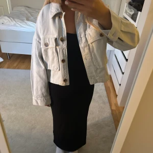 Jeansjacka - En ljusblå jeansjacka från Zara i storlek xs i jättebra skick med prislapp kvar. 