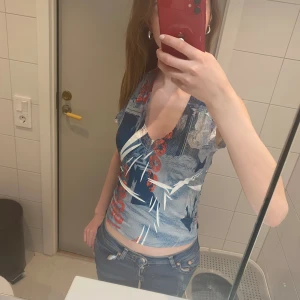 Urban outfiters topp - Sååå fin topp från Urban outfiters. Jag tycker mycket om men den används inte så mycket❤️ I bra skick skriv för funderingar eller frågor💗Nypris:350 men säljs inte längre.