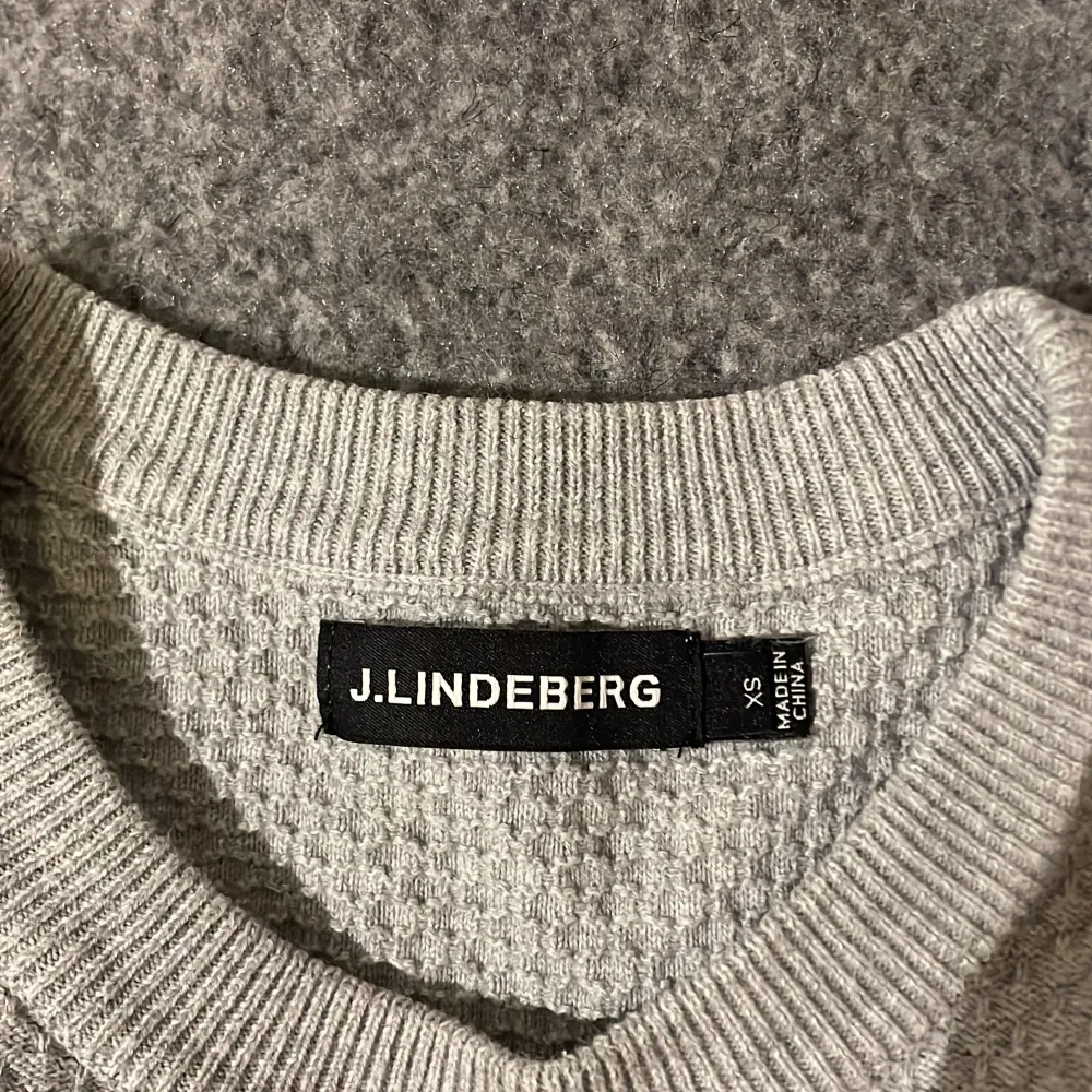 J.LINDERBERG tröja, en perfekt tröja inför sommaren. Skick 10/10 nästan sprillans ny. Storlek xs herr. Skriv vid några funderingar 😁👍. Stickat.