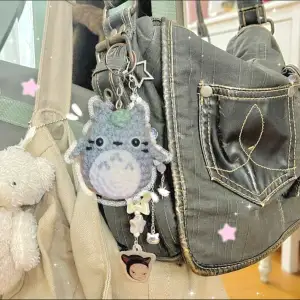 Supersöt virkad Totoro nyckelring som passar perfekt som nyckelring eller dekoration på din väska! 🍓Görs på beställning! 💌 Postas inom 3 dagar efter betalning 🌷FRIMÄRKE 18KR via swish / KÖP NU funkar också! ☺️ 