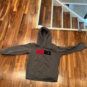 Hoodrich hoodie - Säljer denna Hoodrich hoodie som ja har tröttnat på har aldrig andvänd den kom dm vid frågor eller fler bilder!