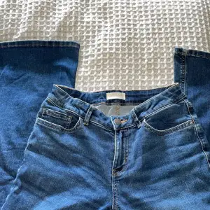 Jeans från Lindex barnavdelning i storlek 154. Säljer då dom blivit lite korta på mig men annars i nyskick. Dom är lågmidjade och väldigt stretchiga.