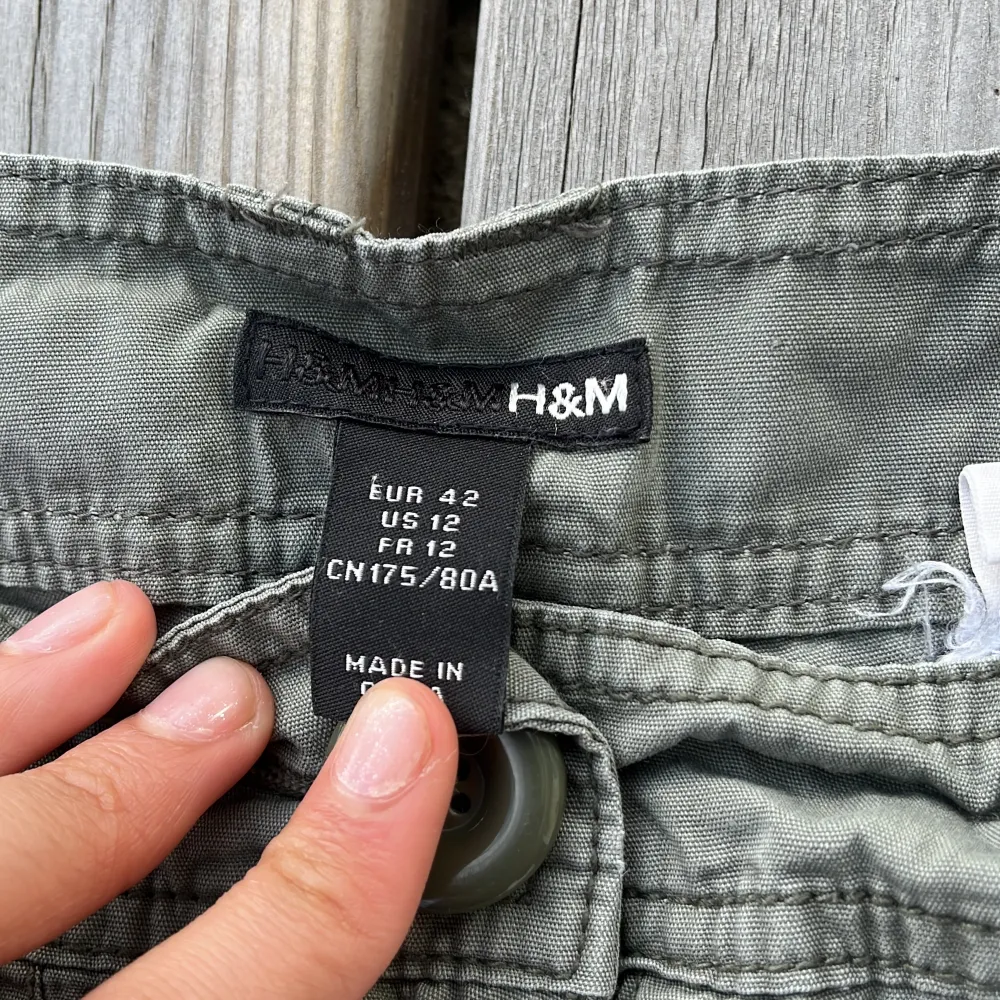 Ett par skitsnygga cargoshorts från H&M, står storlek 42 men skulle nog passa någon med storlek S/M!. Shorts.