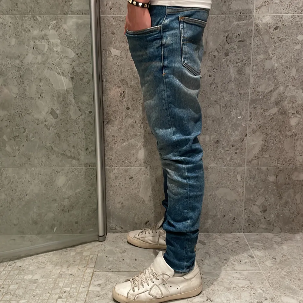 Hej! Vi säljer nu ett par riktigt snygga tiger of Sweden slim jeans | Strl: 29/30 Skick: 10/10 Retail: ca 1700kr | För ytterligare frågor är det bara att skriva 🎶🔝. Jeans & Byxor.