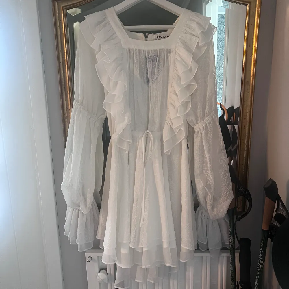 Säljer denna jättefina vita klänning från Shonajoy som är perfekt till sommaren eller studenten. Jag köpte den från Sellpy och den har inga defekter, prislapp sitter kvar. Köpte för 1200kr (pris kan diskuteras). Klänningar.