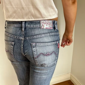 Lågmidjade jeans - Midjemått(rätt över): 37 Innerbenslängd: 73 Modellen är: 168  Skriv om ni har några frågor💗//Perfectjeans